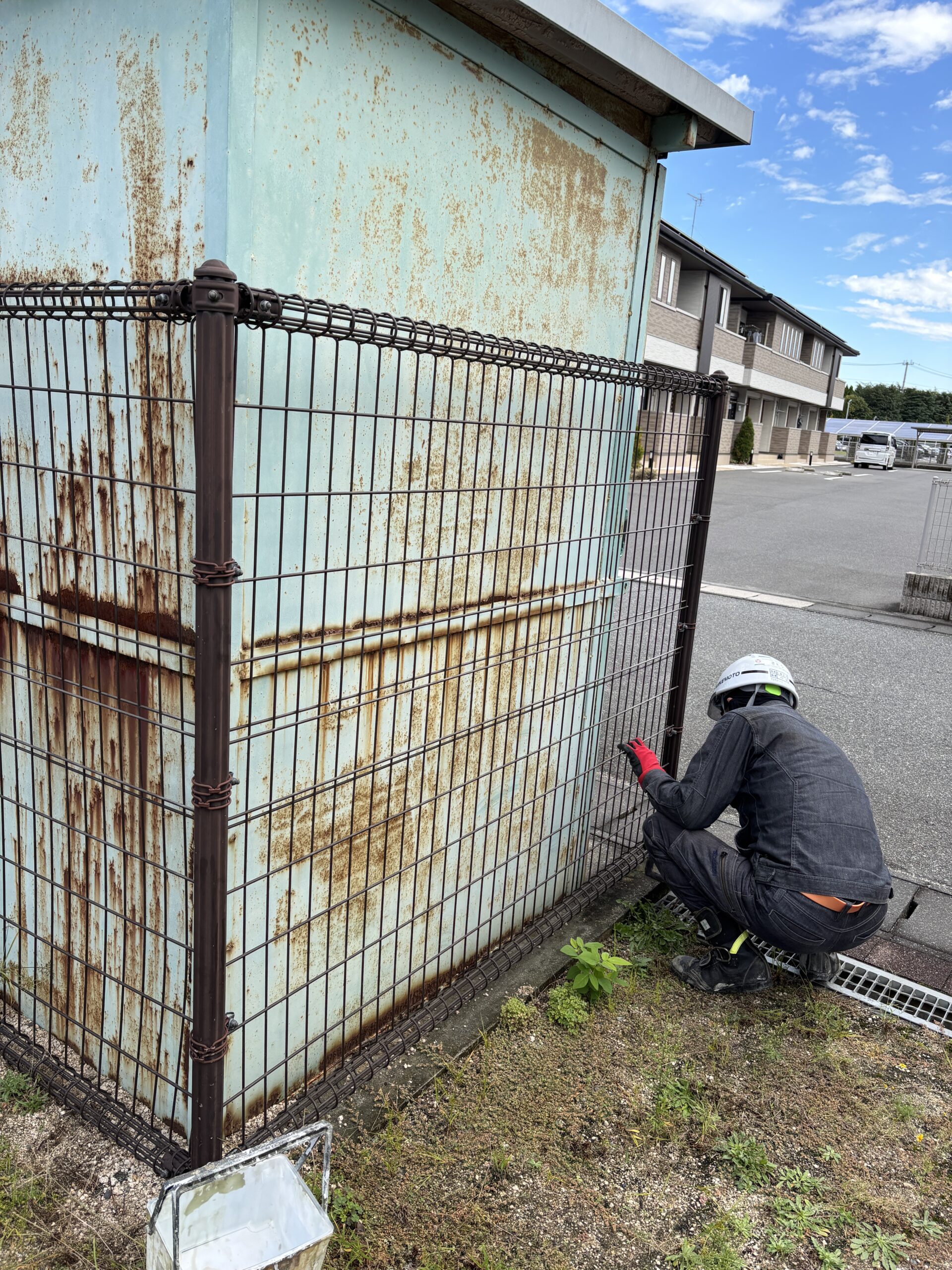 地域貢献活動として本社近くのゴミステーションの塗装と隣接する公園の草刈りを行いました