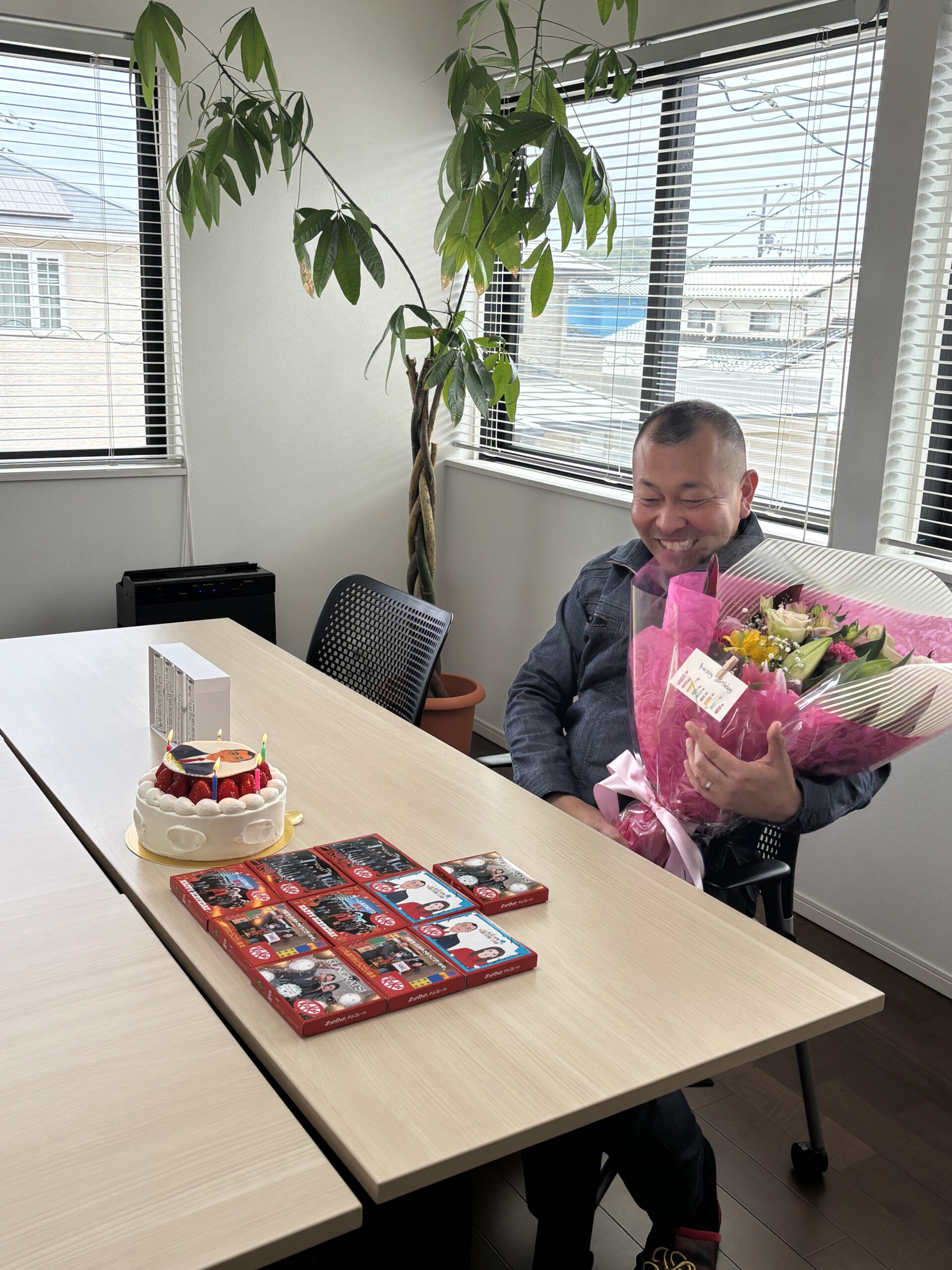 【池元社長お誕生日祝い】社員みんなでHappybirthdayを歌いました。